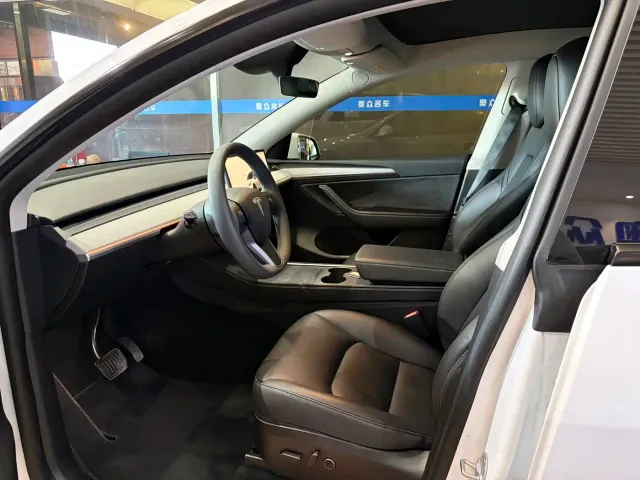 Tesla Model Y — Фото автомобиля 6
