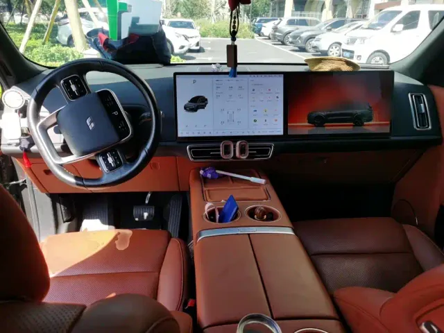 Li Auto L8 — Фото автомобиля 12