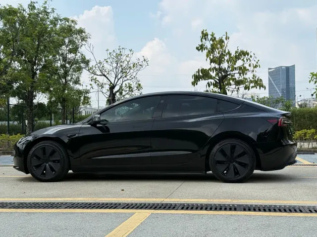Tesla Model 3 — Фото автомобиля 15