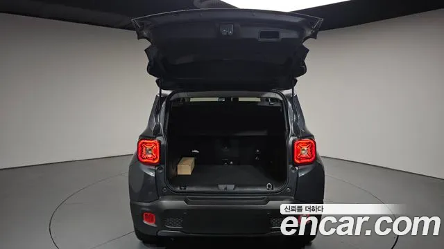 Jeep Renegade — Фото автомобиля 26
