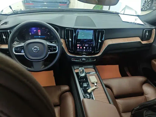 Volvo XC60 — Фото автомобиля 9