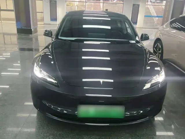 Tesla Model 3 — Фото автомобиля 2