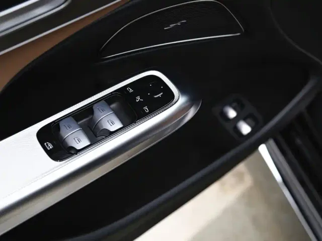 Mercedes-Benz E-Class — Фото автомобиля 12