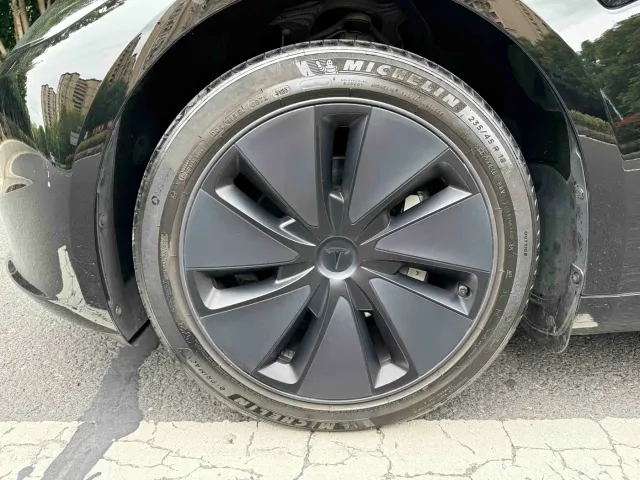 Tesla Model 3 — Фото автомобиля 4