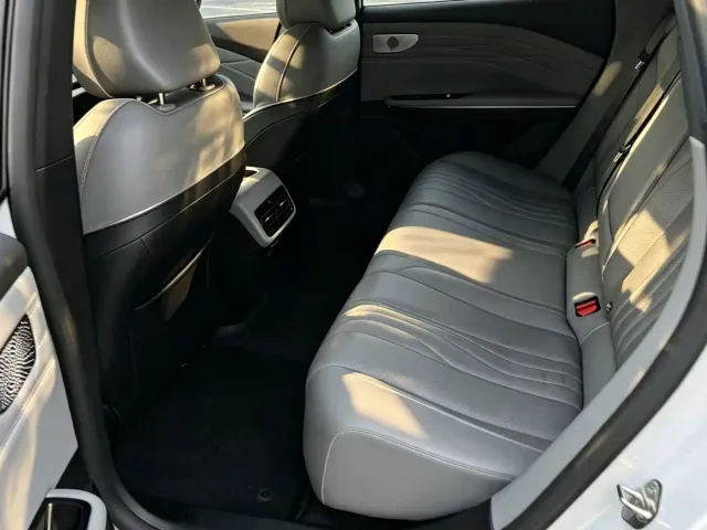Geely Galaxy E8 — Фото автомобиля 9