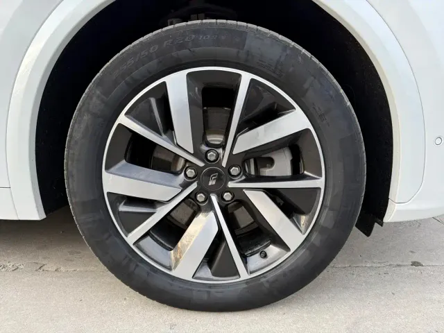 Li Auto L7 — Фото автомобиля 17