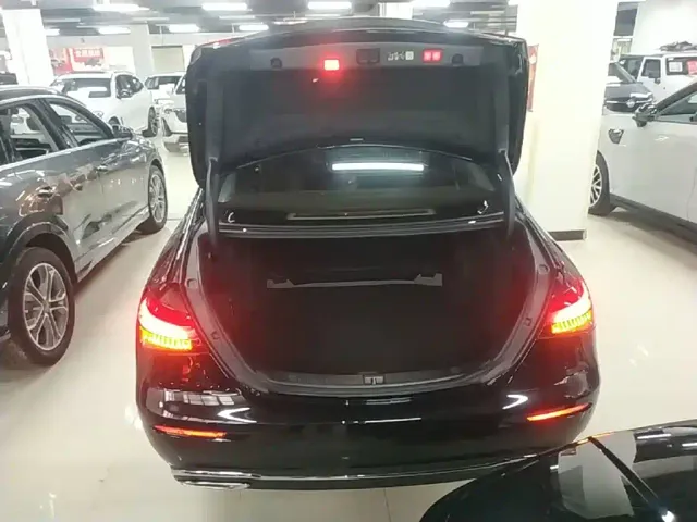 Mercedes-Benz E-Class — Фото автомобиля 8