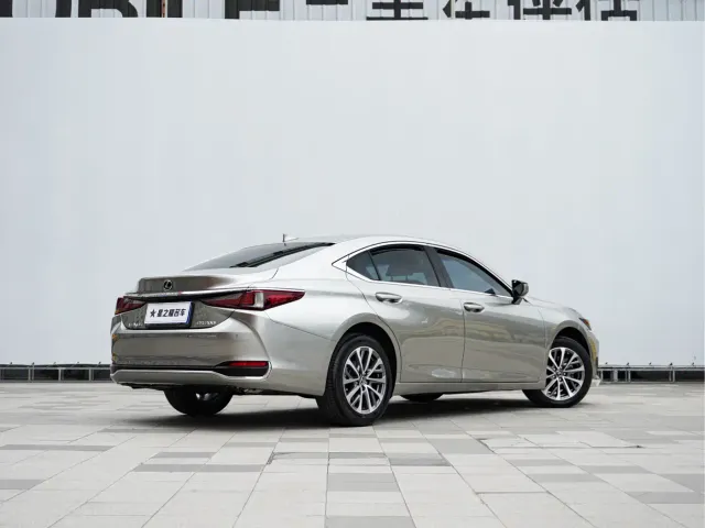Lexus ES — Фото автомобиля 8