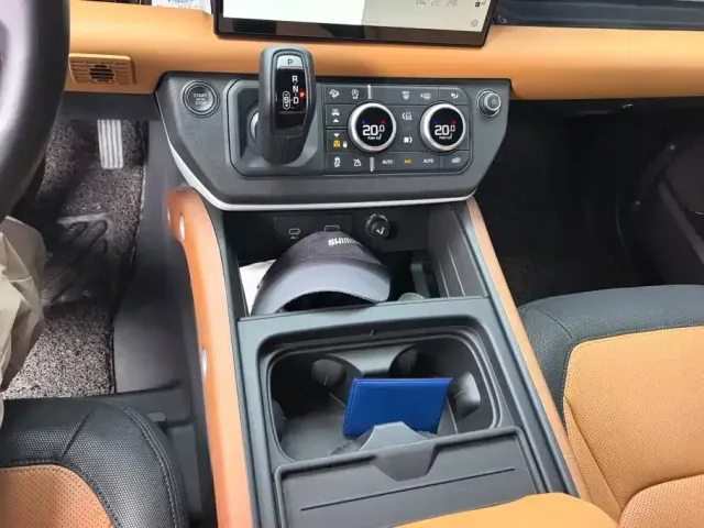 Land Rover Defender — Фото автомобиля 16