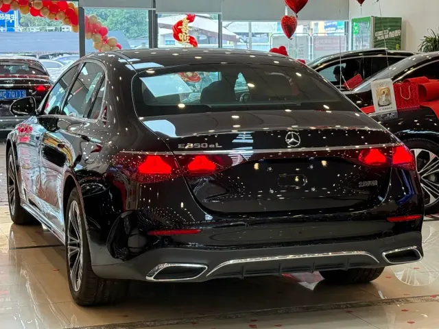 Mercedes-Benz E-Class — Фото автомобиля 23