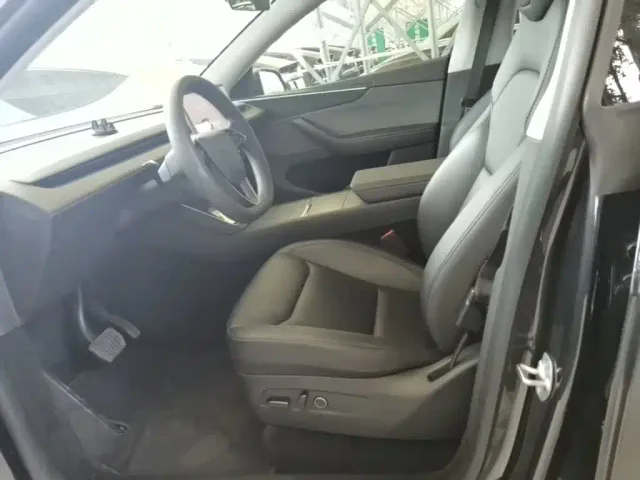 Tesla Model Y — Фото автомобиля 14