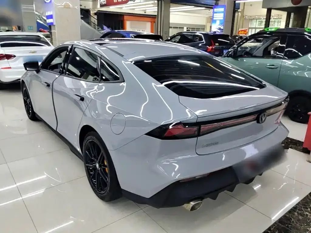 Changan Changan UNI-V 2022 1.5T Premium Model — Фото автомобиля 4