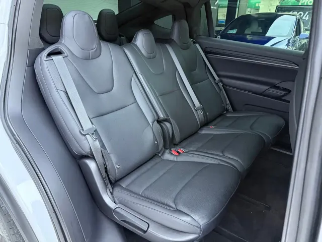 Tesla Model X — Фото автомобиля 12