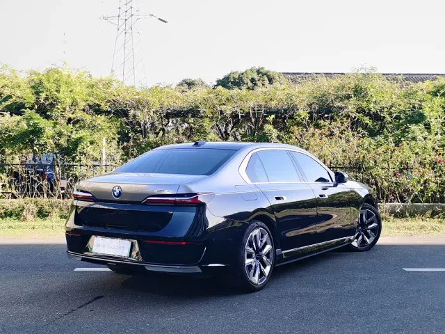 BMW i7 — Фото автомобиля 4