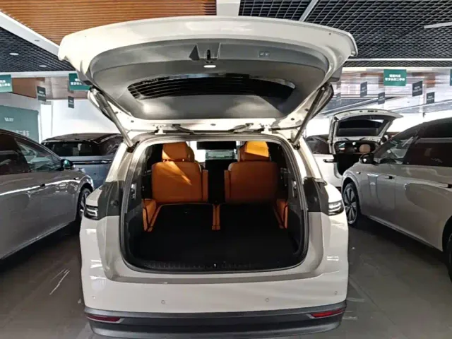 Li Auto i8 — Фото автомобиля 18