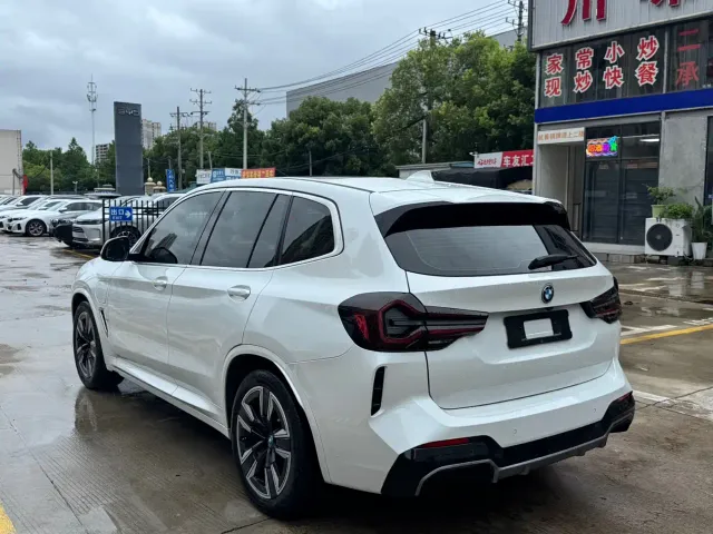 BMW iX3 — Фото автомобиля 9