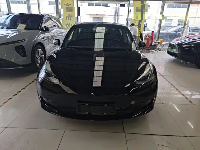 Tesla Model 3 — Фото автомобиля 2