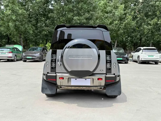 Land Rover Defender — Фото автомобиля 14