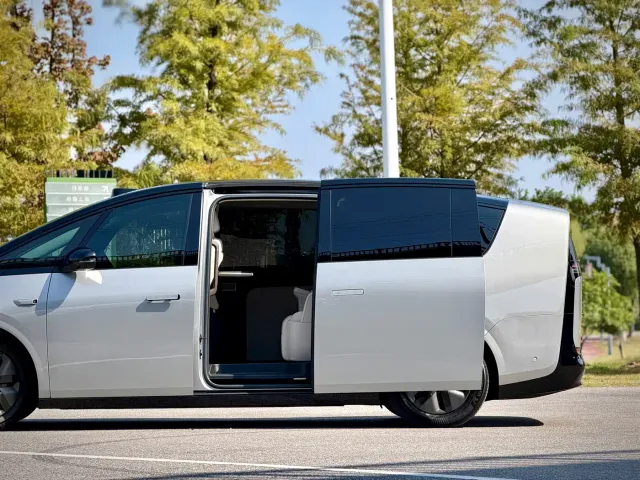 Li Auto MEGA — Фото автомобиля 21