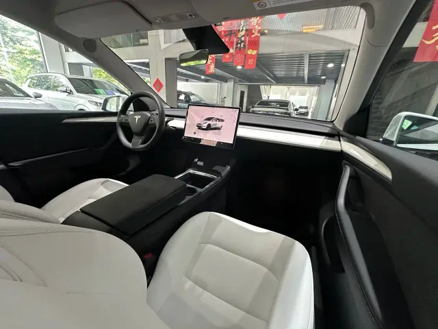 Tesla Model Y — Фото автомобиля 14