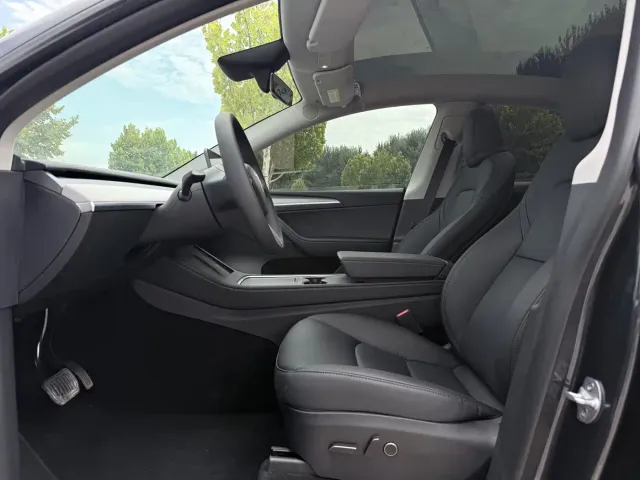 Tesla Model Y — Фото автомобиля 10