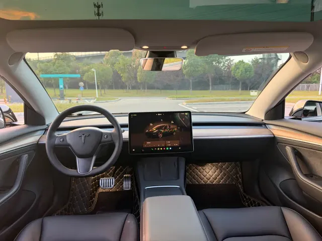 Tesla Model 3 — Фото автомобиля 16