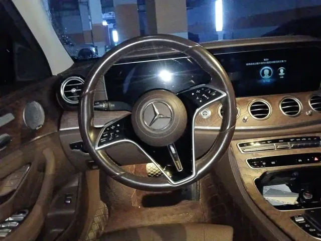 Mercedes-Benz E-Class — Фото автомобиля 2