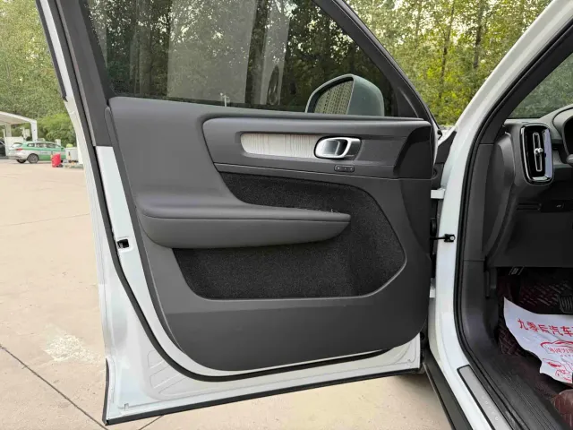 Volvo XC40 — Фото автомобиля 9