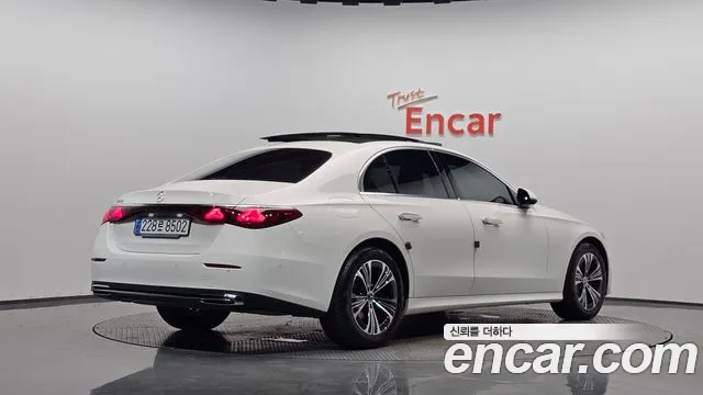 Mercedes-Benz E-Class — Фото автомобиля 2
