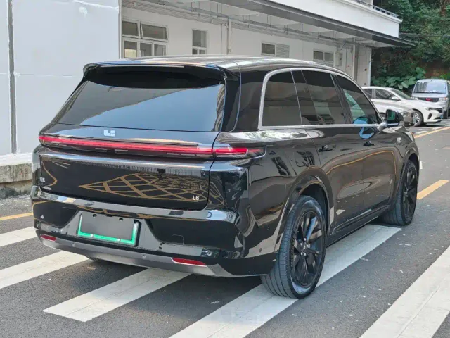 Li Auto L8 — Фото автомобиля 12