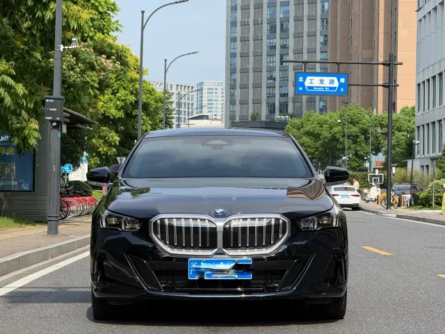 BMW 5 Series — Фото автомобиля 3
