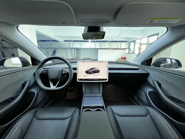 Tesla Model 3 — Фото автомобиля 6