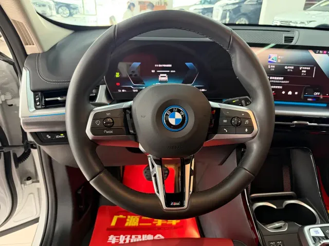 BMW iX1 — Фото автомобиля 12