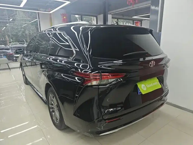 Toyota Sienna — Фото автомобиля 4