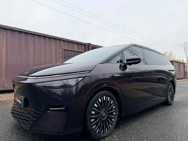 Xpeng X9 — Фото автомобиля 3