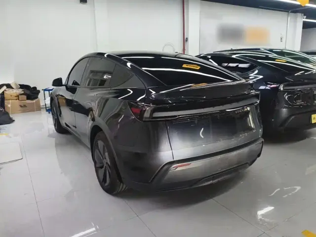 Tesla Model Y — Фото автомобиля 22