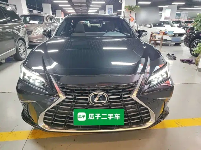 Lexus Lexus ES 2025 300h Ultimate Edition — Фото автомобиля 2