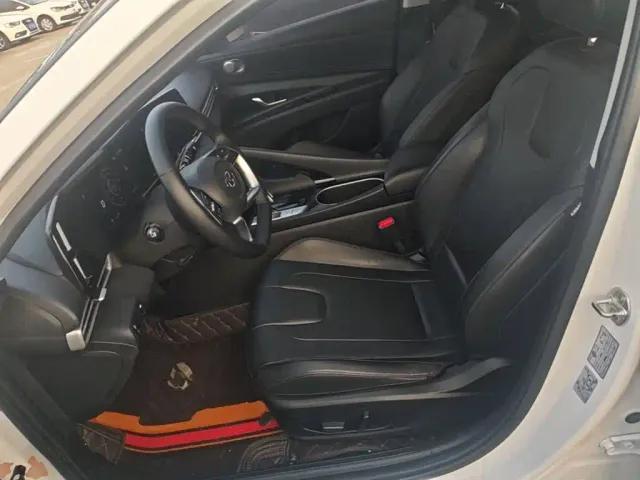 Hyundai Elantra — Фото автомобиля 14