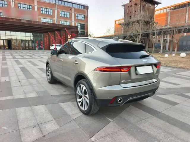 Jaguar E-PACE — Фото автомобиля 7