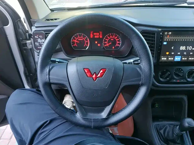 Wuling Hongguang V — Фото автомобиля 10