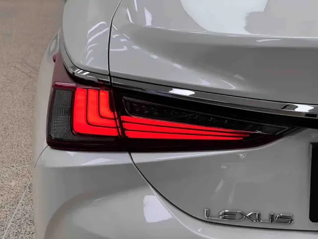 Lexus ES — Фото автомобиля 7