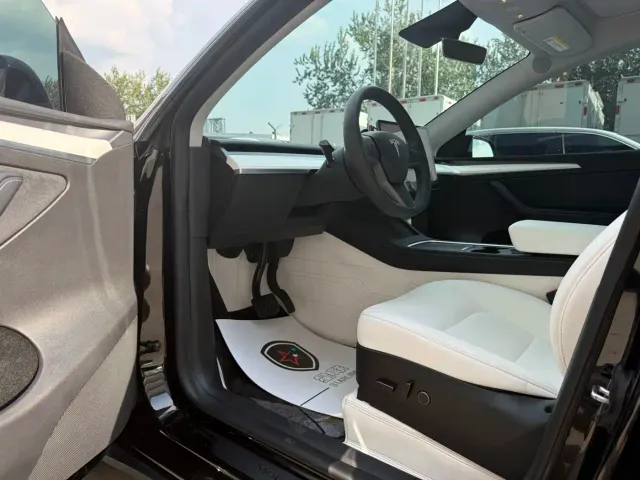 Tesla Model Y — Фото автомобиля 8