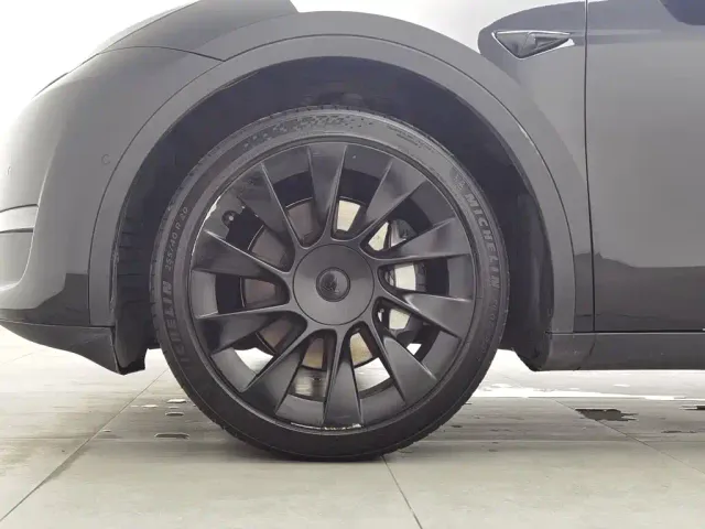 Tesla Model Y — Фото автомобиля 17