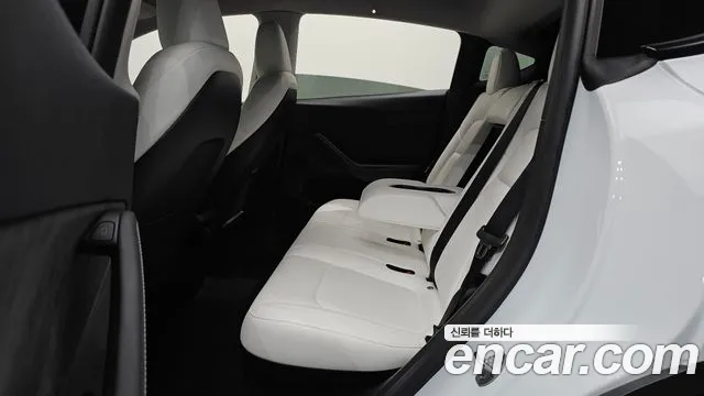 Tesla Model Y — Фото автомобиля 11