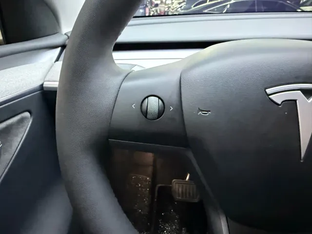 Tesla Model Y — Фото автомобиля 23
