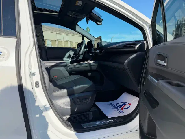 Toyota Sienna — Фото автомобиля 6
