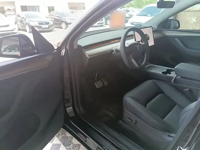 Tesla Model Y — Фото автомобиля 15