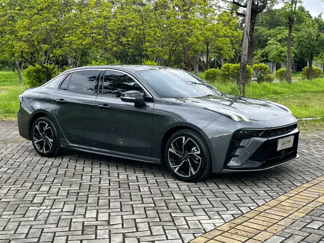 Lynk & Co 03 — Фото автомобиля 3