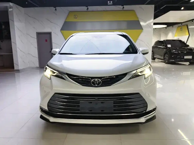 Toyota Sienna — Фото автомобиля 2