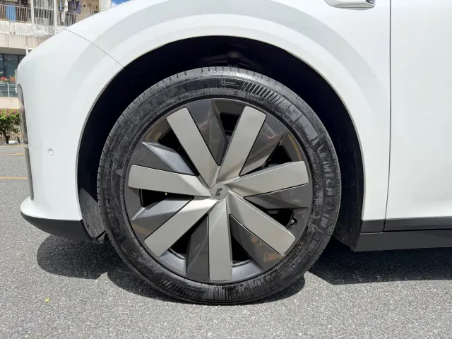Li Auto i8 — Фото автомобиля 26